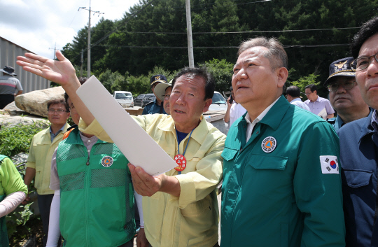 이상민 행정안전부 장관이 26일 경북 봉화군 봉성면 우곡리 오그래미 마을 산사태 피해현장을 방문하고 있다. 연합뉴스.